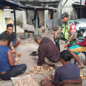 Babinsa Ende Timur Tingkatkan Sinergi dengan Masyarakat Melalui Komsos dan Pamwil