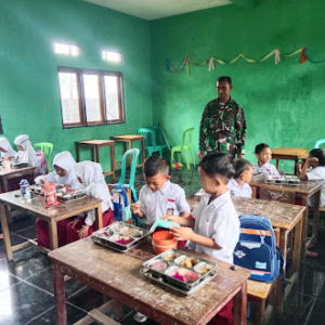 Dari Lembor untuk Masa Depan: Babinsa Kawal Asupan Gizi Pelajar MI Al-Muhajirin