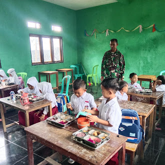 Dari Lembor untuk Masa Depan: Babinsa Kawal Asupan Gizi Pelajar MI Al-Muhajirin