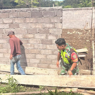 Babinsa Koramil Maurole Wujudkan Keamanan dan Kebersamaan Lewat Komsos dan Karya Bhakti