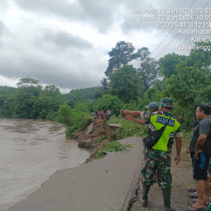 Babinsa Koramil Detusoko Turun Langsung Pantau Jalan dan Lingkungan Warga di Wewaria