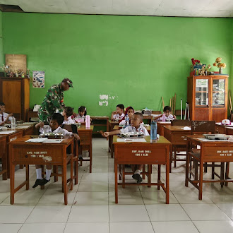 Peran Aktif Babinsa Lewoleba dalam Mengawal Program Makanan Bergizi Gratis