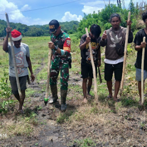 Sinergi Babinsa dan Masyarakat dalam Kegiatan Tanam Padi di Desa Wudipandak