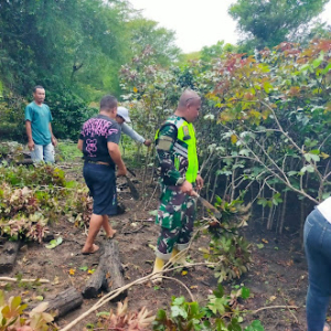Babinsa Sertu Delfi Amalo Dorong Pengembangan Koperasi Merah Putih Melalui Kerja Bakti