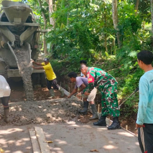 Babinsa dan Warga Kompak Bangun Infrastruktur Desa