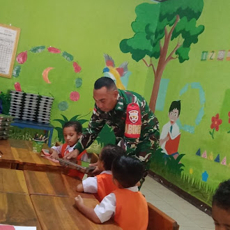 Babinsa Ba’a Pastikan Distribusi MBG Berjalan Aman dan Tepat Sasaran