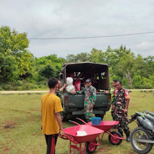 Sertu Jose Timo Dampingi Pengantaran Material KDKMP di Loaholu