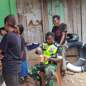 Babinsa Batutua Ajak Warga Waspada Cuaca dan Jaga Kerukunan