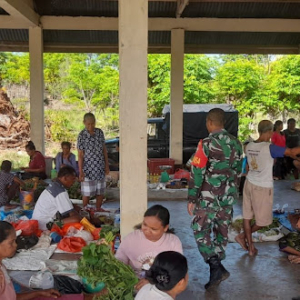 Babinsa Kodim 1601/Sumba Timur Laksanakan Pengamanan Pasar Mingguan Desa Wanga