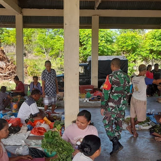 Babinsa Kodim 1601/Sumba Timur Laksanakan Pengamanan Pasar Mingguan Desa Wanga