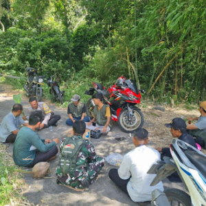 Komsos Babinsa dan Bhabinkamtibmas Karang Baru Timur Bersama Tokoh Masyarakat dan Pemuda