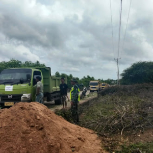 Babinsa Desa Fatelilo Laksanakan Monitoring Wilayah Pendistribusian Pasir KDKMP