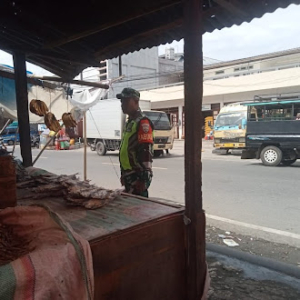 Masyarakat Antusias, Babinsa Ende Timur Laksanakan Komsos dan Pamwil di Area Pasar