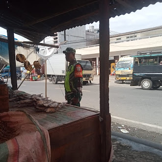 Masyarakat Antusias, Babinsa Ende Timur Laksanakan Komsos dan Pamwil di Area Pasar