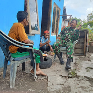 Babinsa Wolwal Laksanakan Komsos, Ajak Pemuda Jaga Kamtibmas