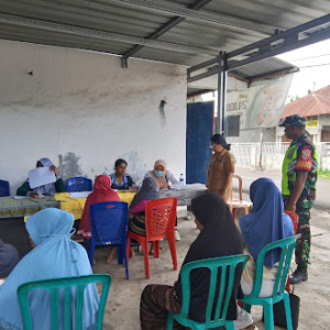 Wujud Kemanunggalan TNI–Rakyat, Babinsa Dampingi Posyandu Balita hingga Lansia