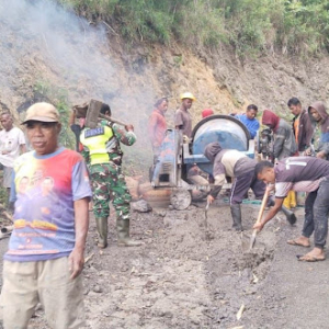 Babinsa Turun Langsung ke Wilayah, Karya Bakti Bersama Warga Desa Tinabani