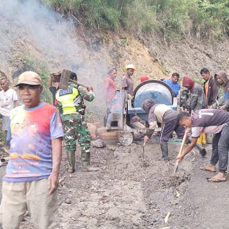 Babinsa Turun Langsung ke Wilayah, Karya Bakti Bersama Warga Desa Tinabani