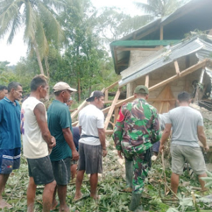 Kepedulian Babinsa, Ringankan Beban Warga Terdampak Cuaca Ekstrem di Boleng