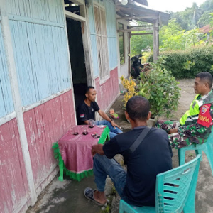 Wujud Kehadiran TNI di Tengah Masyarakat, Babinsa Maurole Laksanakan Pamwil dan Komsos