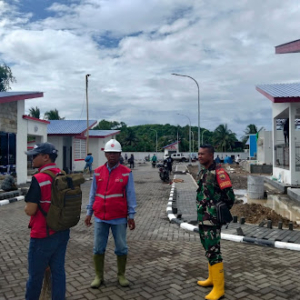 ‎Babinsa Ekas Buana Turun Langsung Awasi Progres Pembangunan Koperasi Nelayan Merah Putih