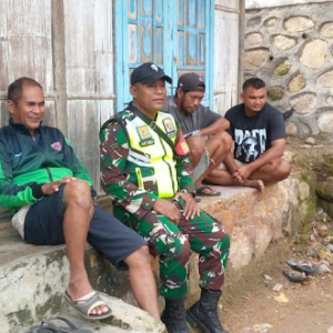 Wujud Kepedulian TNI AD, Babinsa Wolowaru Laksanakan Komsos dan Pamwil di Wilayah Binaan