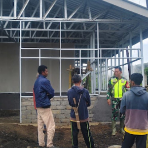 Pererat Kemanunggalan TNI–Rakyat, Babinsa Mbobenga Gelar Komsos dan Pamwil