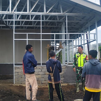 Pererat Kemanunggalan TNI–Rakyat, Babinsa Mbobenga Gelar Komsos dan Pamwil