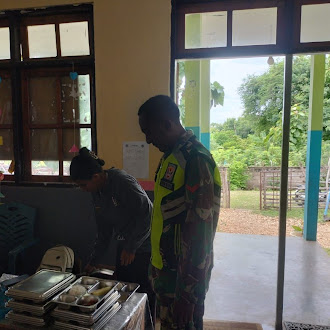 Dukung Kesehatan Pelajar, Babinsa Pantai Baru Amankan Distribusi Makanan Bergizi Gratis