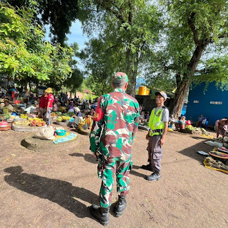 Babinsa Nagawutung Laksanakan Pengamanan dan Edukasi Kebersihan Pasar Tradisional