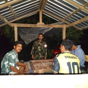 Cegah Kenakalan Remaja, Babinsa Koramil 1614-05/Pekat Sambangi Ronda Malam