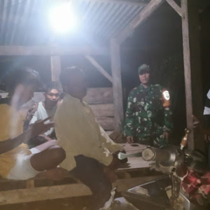 Jaga Kamtibmas, Babinsa Koramil 1614-05/Pekat Sambangi Ronda Malam Warga