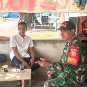 ‎Babinsa Aikmel Aktif Komsos Bersama Warga Demi Lingkungan Aman dan Sehat