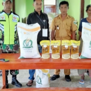 Koramil Amanatun Utara Kawal Ketat Pembagian Beras Pangan Nasional di Desa Nasi.