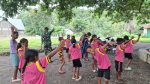 Kebersamaan Satgas Pamtas Yonarhanud 2 Kostrad Dengan Anak Perbatasan, Senam dan Bagikan Bubur
