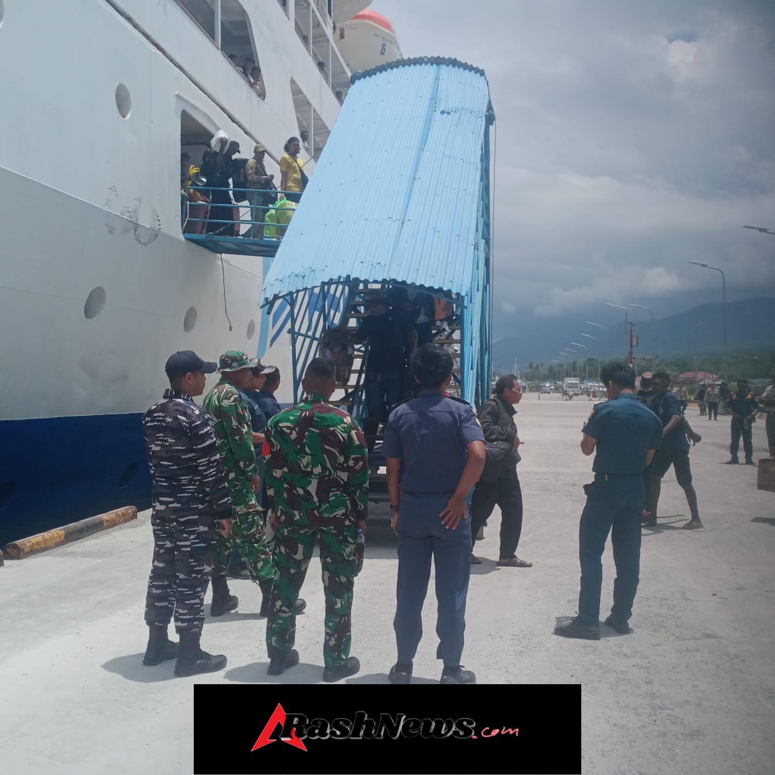 Babinsa Bersama Petugas Layani dan Amankan Penumpang KM Bukit Siguntang