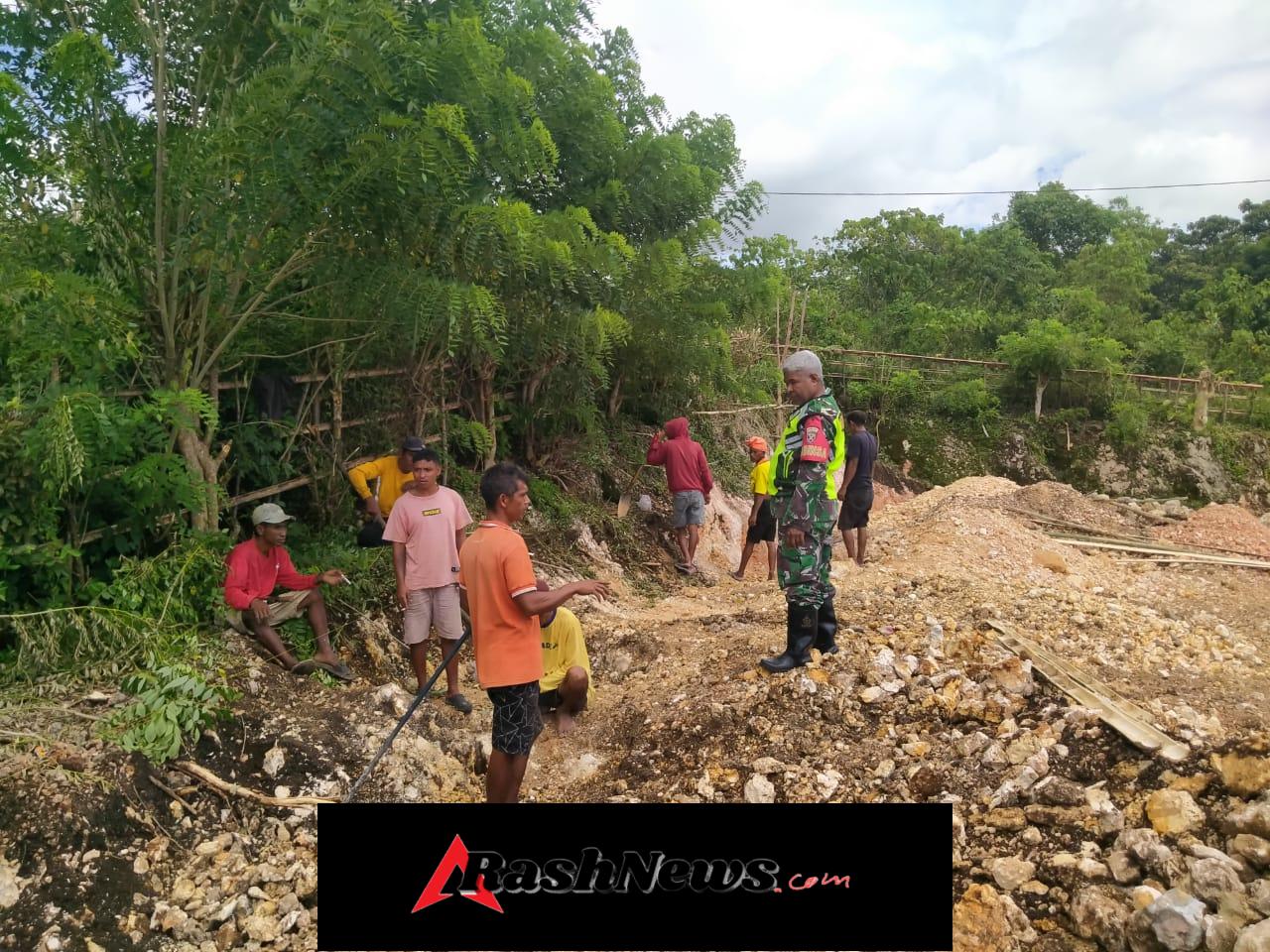 Babinsa Koramil 01/Loli Laksanakan Pengawasan Pembangunan Koperasi Desa Ubu Raya