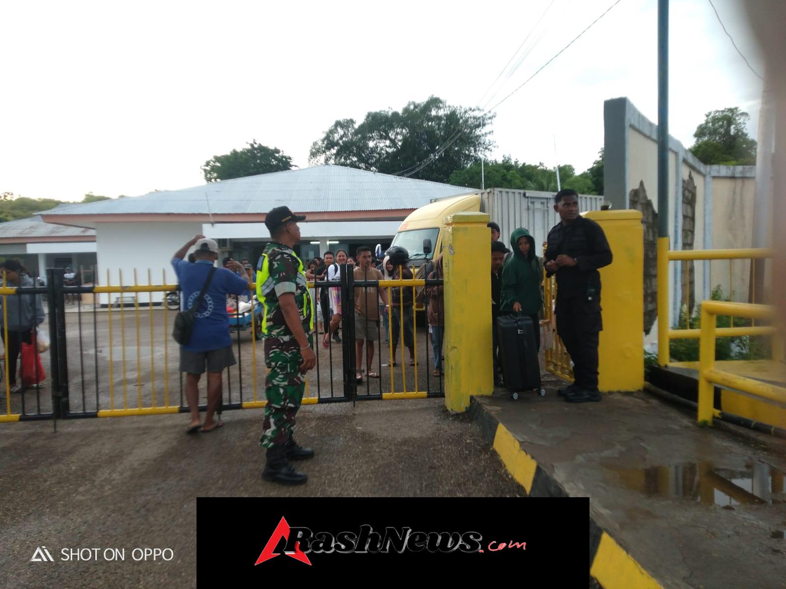 Babinsa Kodim 1627/RN Laksanakan Pengamanan Keberangkatan Kapal ASDP di Pelabuhan Pantai Baru