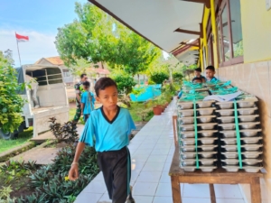 Program MBG di Kabupaten Rote Ndao Berjalan Aman dan Lancar dengan Pendampingan Babinsa