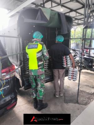 Babinsa Koramil 1627-02/Pantai Baru Dampingi Pemberian Makan Sehat Bergizi kepada Ribuan Pelajar