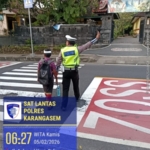 Cegah Kecelakaan Anak Sekolah Personil Lantas Laksanakan Penyebrangan di SD Negeri 1 Subagan,