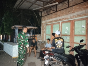 Ronda Malam Babinsa Kandai Dua, Upih Cegah Kenakalan Remaja