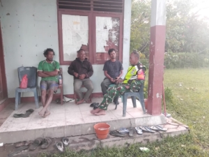 Babinsa Hadir di Tengah Masyarakat, Pantau Situasi Desa Mukureku Sa Ate