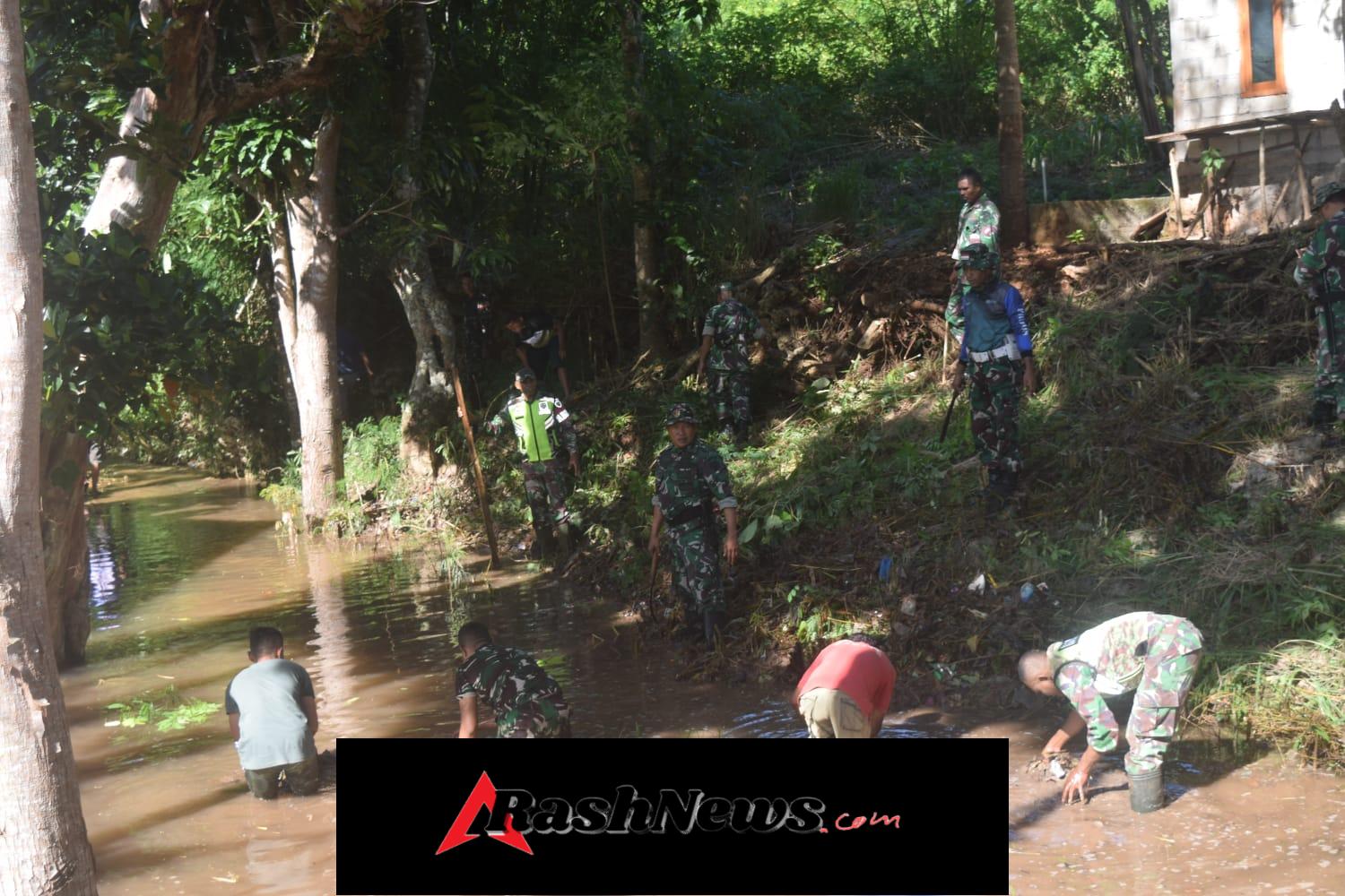 Sinergi TNI-Rakyat di TTS, 100 Personel dan Warga Bersihkan Kali Oenasi