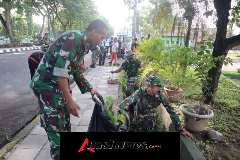 Wujudkan Lingkungan Asri, Kodim 1607/Sumbawa Bersinergi Laksanakan Gotong Royong