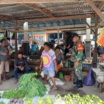 Kegiatan Komsos Babinsa Perkuat Sinergi dengan Mama-Mama Penjual Sayur