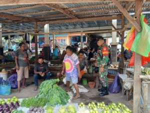 Kegiatan Komsos Babinsa Perkuat Sinergi dengan Mama-Mama Penjual Sayur