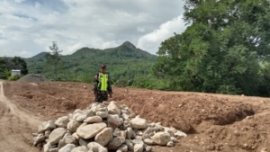 Pra TMMD ke-127 Kodim 1618/TTU Mulai Tahap Material, Babinsa Awasi Pendropan Batu dan Pasir