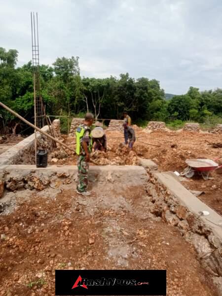 Pastikan Pembangunan Berjalan Lancar, Babinsa Turun Langsung ke Lokasi KDKMP