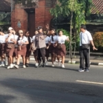 Bhabinkamtibmas dan Babinsa Amankan Jalan Santai HUT SMK Sanjiwani Gianyar
